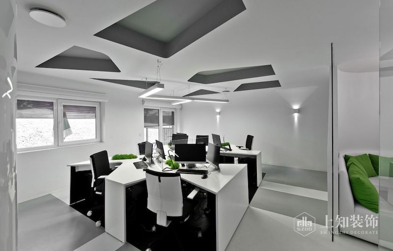 广州办公室设计中巧妙的手法让办公室空间扩大.jpg